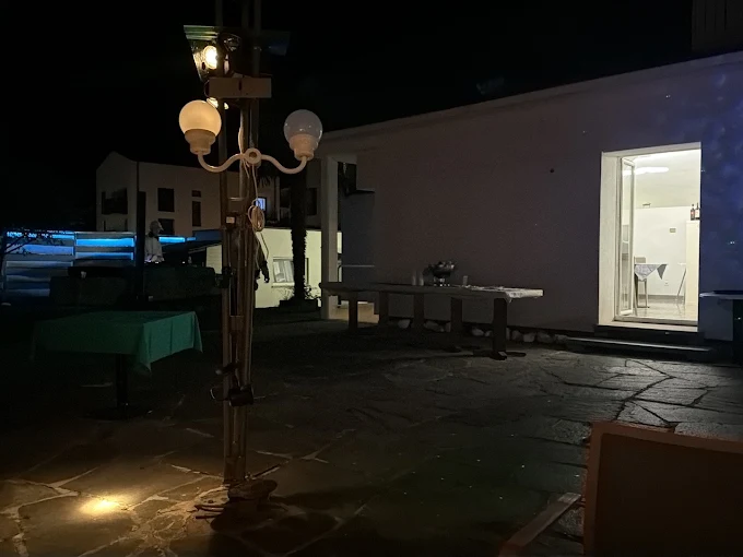 Il cortile esterno di sera