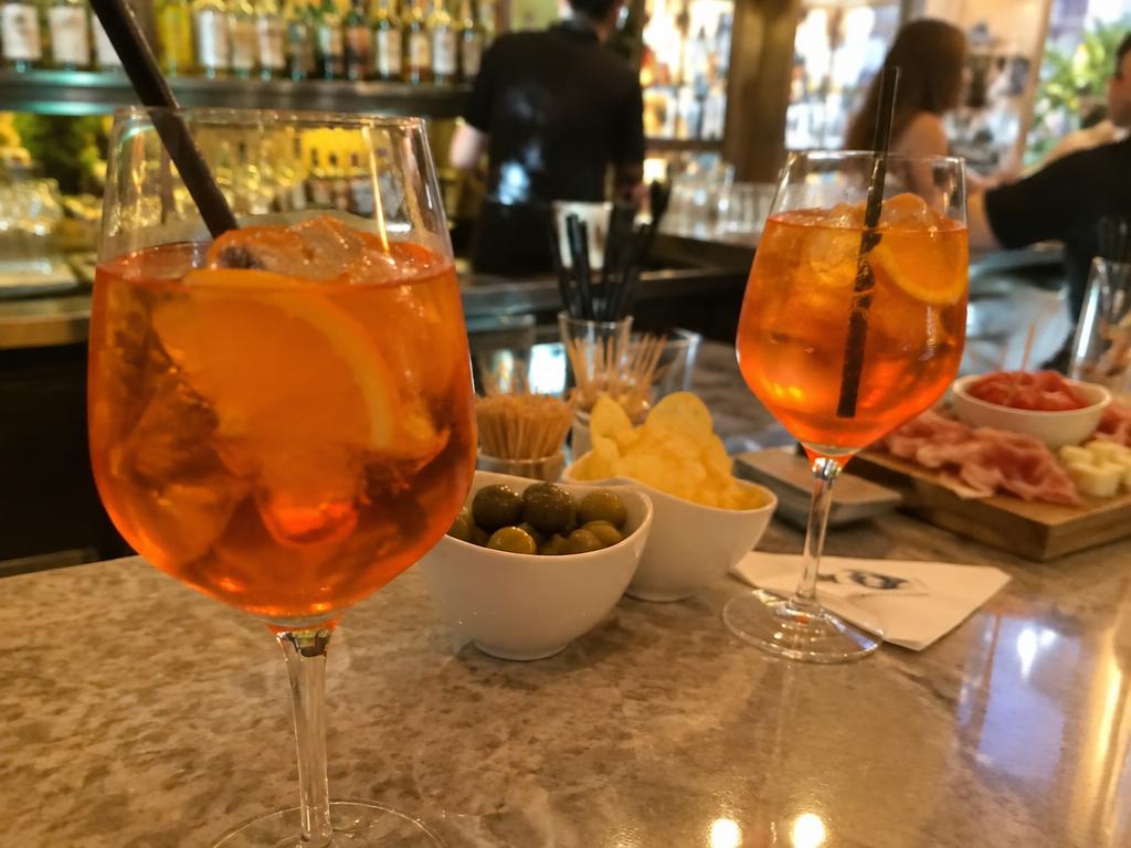Aperitivo con spritz e stuzzichini