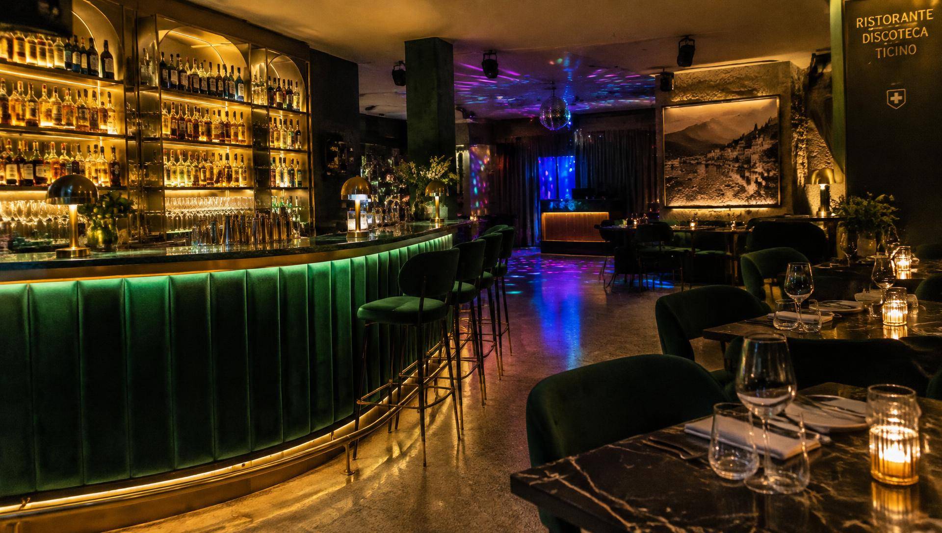 Il bar e la sala dell'Universal Dancing